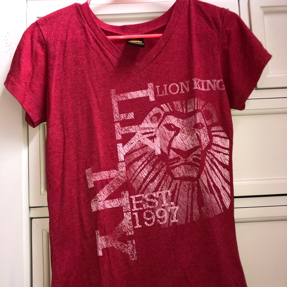 Red Short Sleeve V-Neck Lion King T-shirt (M)